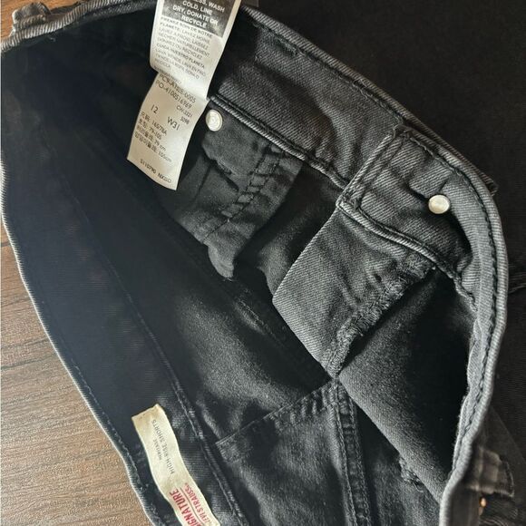 Levi Signature - Picture 2 of 3